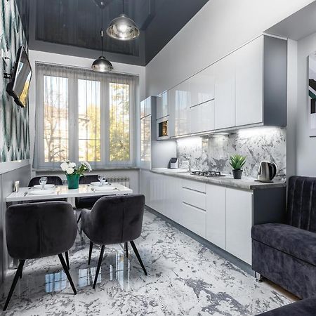 לבוב Levia Apartment-With 2 Bedrooms In The Old Town מראה חיצוני תמונה